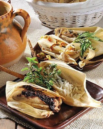 Tamales de champiñones y de flor de calabaza