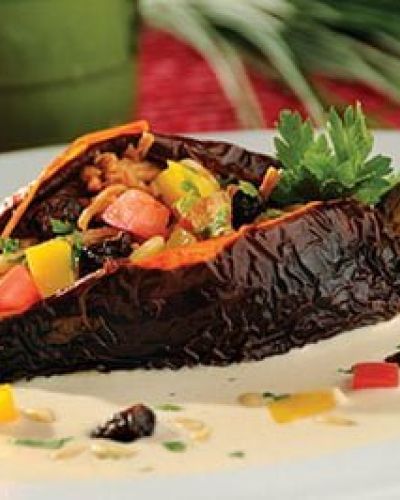 Chiles anchos rellenos de carne con salsa de almendras