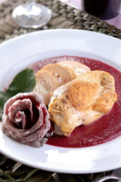 Pechugas rellenas de queso de cabra en salsa de jamaica y petalos de rosa