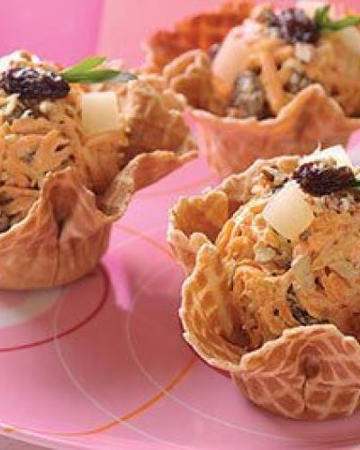 Canastas de galleta con ensalada de zanahoria y piña