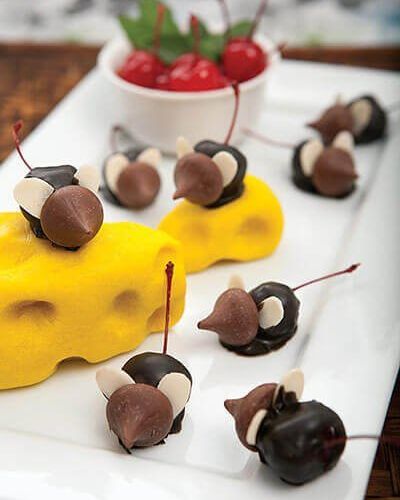 Ratoncitos de chocolate sobre queso de mazapan