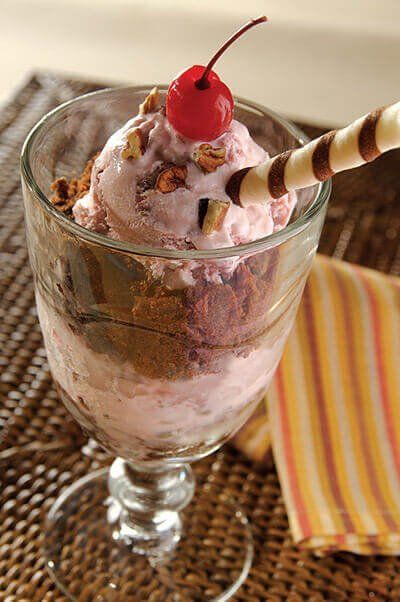 Copa de Brownie con helado de cereza