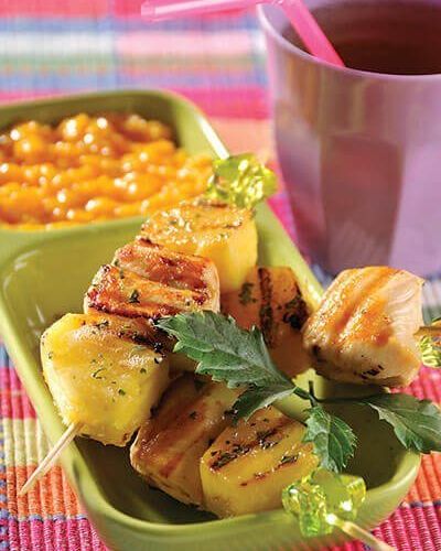Kebabs hawaiianas con salsa de mango