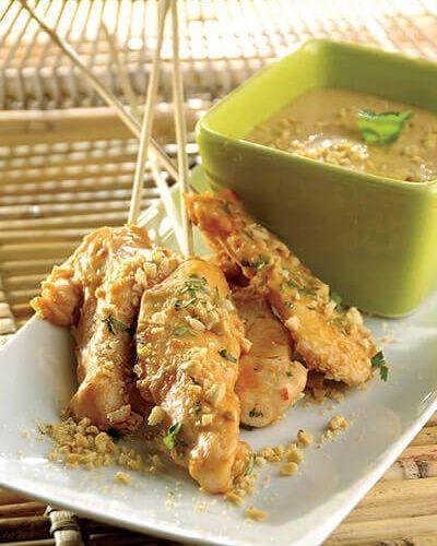 Brochetas de pollo con salsa de cacahuate y coco