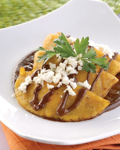 Quesadillas de platano macho con queso de cabra y mole