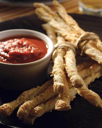 Palitos de queso con salsa de tomate