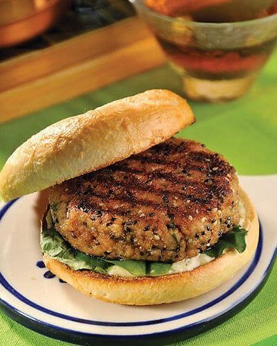 Hamburguesa de salmón con ajonjolí